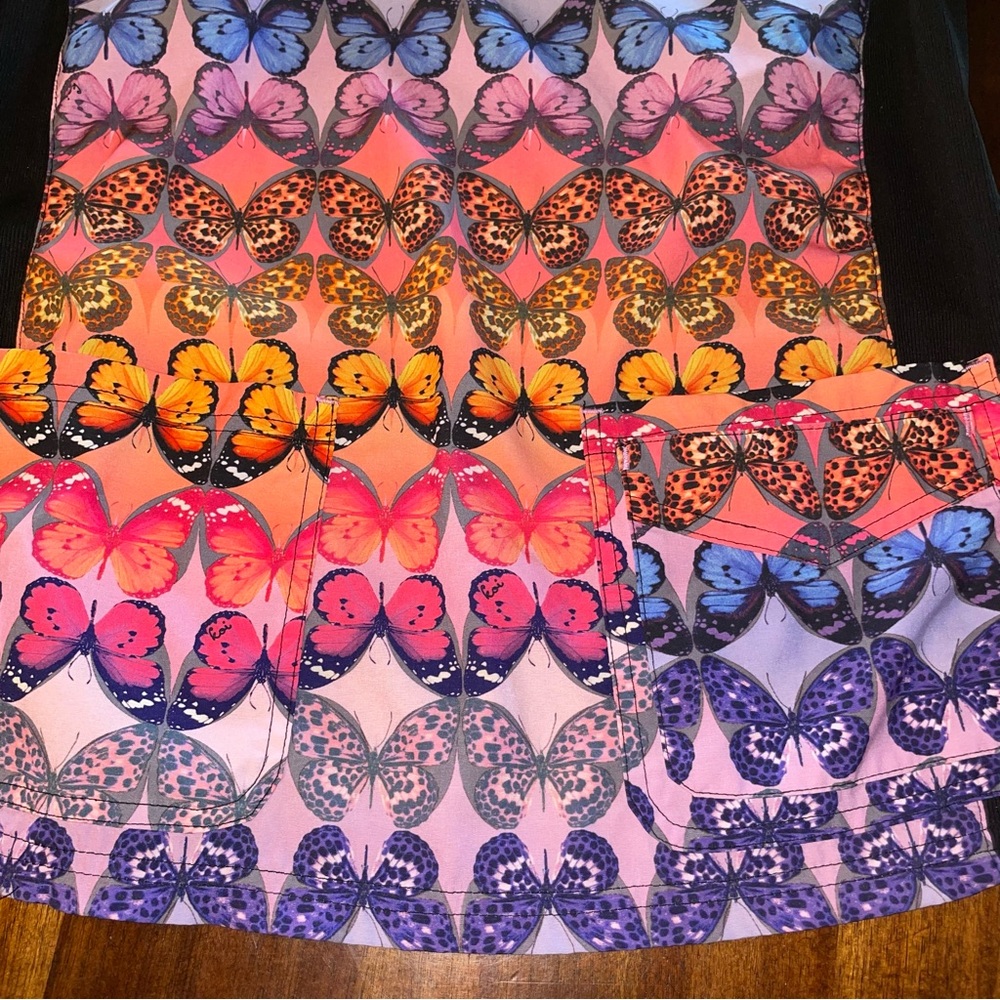 Butterfly Scrub Top! - Picture 2 of 9